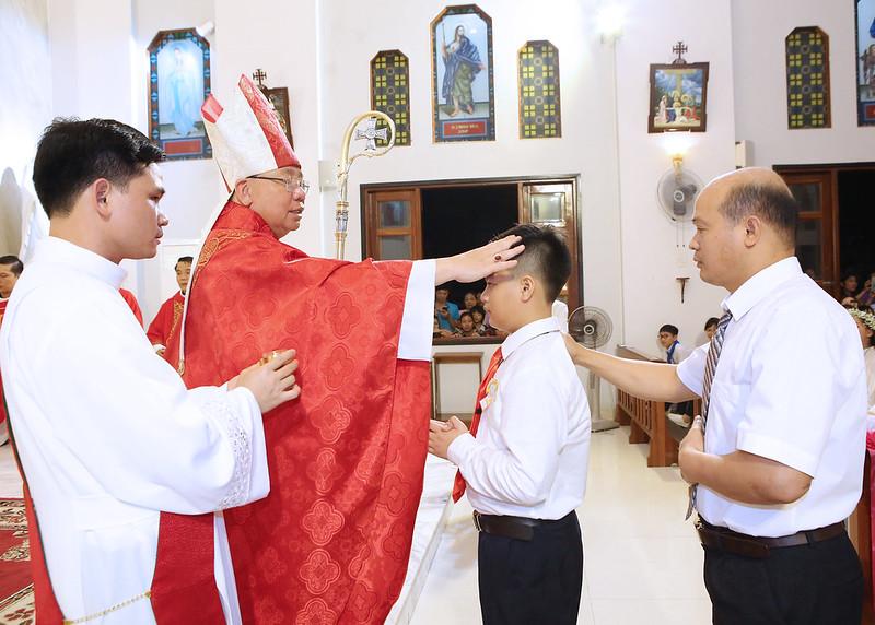 TGP.Hà Nội - 100 em thiếu nhi giáo xứ Cổ Nhuế lãnh nhận Bí tích Thêm sức