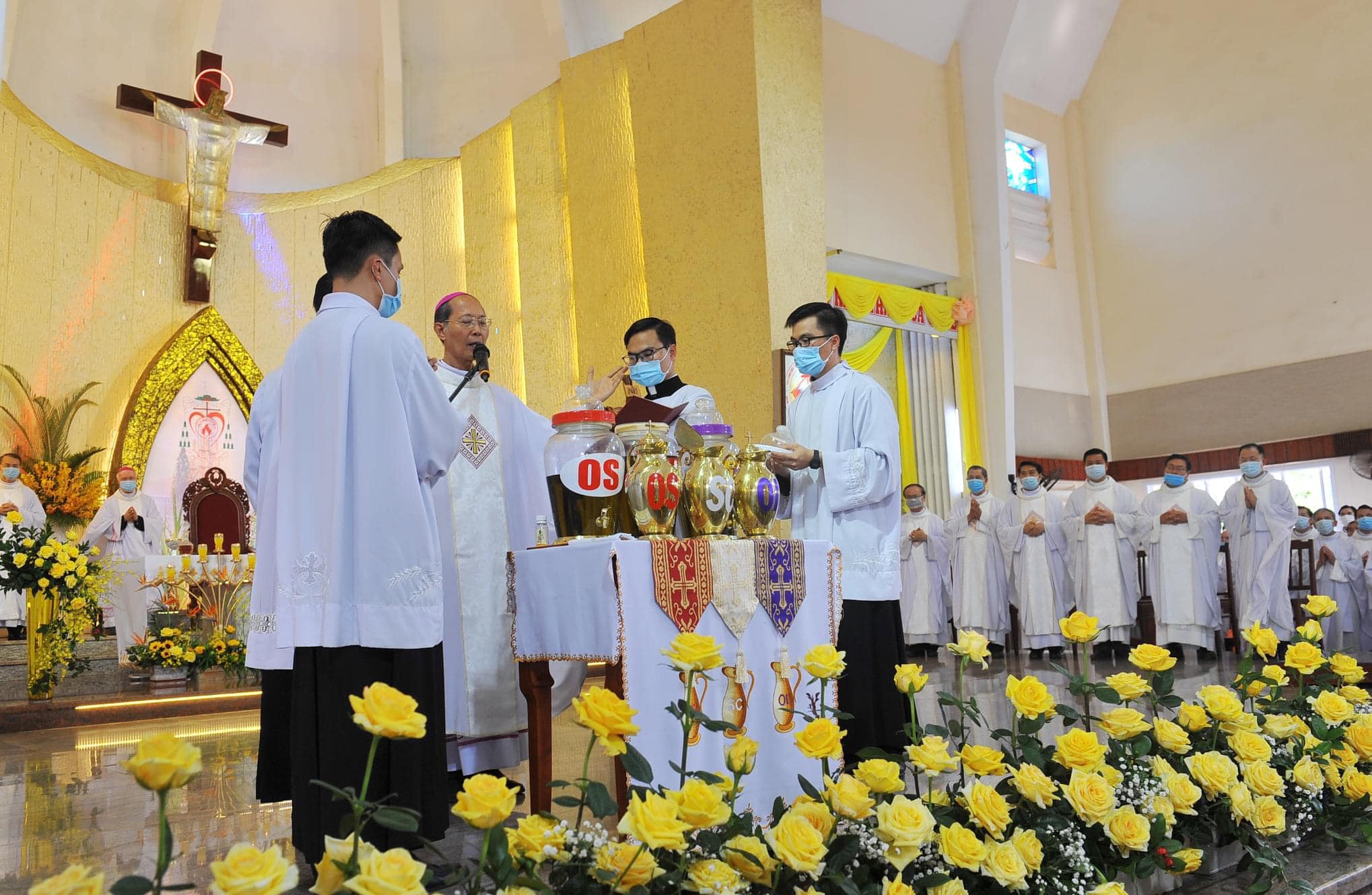 GP.Xuân Lộc - Thánh Lễ Truyền Dầu tại Nhà thờ Chính Tòa Xuân Lộc
