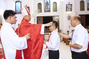 TGP.Hà Nội - 100 em thiếu nhi giáo xứ Cổ Nhuế lãnh nhận Bí tích Thêm sức