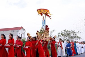 TGP.Hà Nội - Dâng hoa cộng đồng và Rước kiệu kính Đức Mẹ Mân Côi tại giáo xứ Đông Lao