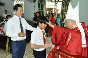 GP.Phú Cường - Giáo Xứ Tân Thạnh Đông Mừng Thánh Lễ Với Nghi Thức Ban Các Bí Tích