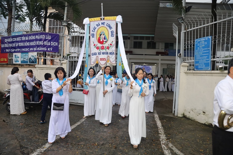 TGP.Sài Gòn - Hội Các Bà Mẹ Công Giáo xứ Nhân Hòa mừng Ngân Khánh thành lập và bổn mạng Đức Mẹ Nữ Vương