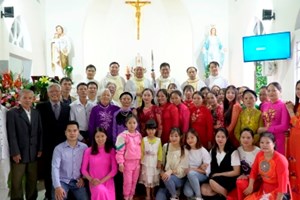 GP.Hưng Hóa - Đức cha Phêrô Nguyễn Văn Viên cử hành Thánh lễ tạ ơn và làm phép ngôi nhà nguyện mới tại giáo họ Vồi
