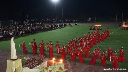 GP.Hưng Hóa - Hội hoa Mân Côi giáo xứ Trại Sơn dâng hoa kính Đức Mẹ tại giáo xứ Yên tập