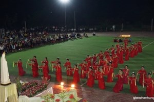 GP.Hưng Hóa - Hội hoa Mân Côi giáo xứ Trại Sơn dâng hoa kính Đức Mẹ tại giáo xứ Yên tập