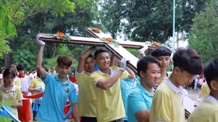 GP.Hưng Hóa - Cụm giáo xứ Làng Lang - Cây Hồng - Gia Thanh - Tiên Phú - Phù Lỗ đón và cung nghinh Thánh Giá Đại hội Giới trẻ Giáo tỉnh Hà Nội