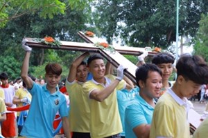 GP.Hưng Hóa - Cụm giáo xứ Làng Lang - Cây Hồng - Gia Thanh - Tiên Phú - Phù Lỗ đón và cung nghinh Thánh Giá Đại hội Giới trẻ Giáo tỉnh Hà Nội