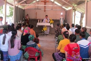GP.Hưng Hóa - Giáo xứ An Thịnh thăm bản kết nghĩa Khe Đĩa trong tháng truyền giáo