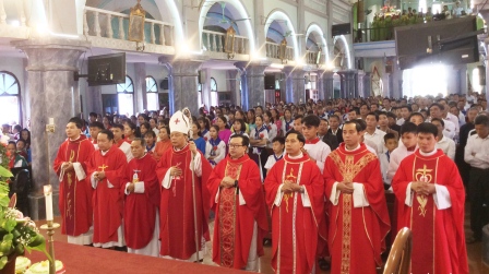 GP.Hưng Hóa - Đức cha Phêrô Nguyễn Văn Viên cử hành Thánh lễ ban Bí tích Thêm Sức cho 105 em tại giáo xứ Dư Ba