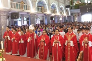 GP.Hưng Hóa - Đức cha Phêrô Nguyễn Văn Viên cử hành Thánh lễ ban Bí tích Thêm Sức cho 105 em tại giáo xứ Dư Ba