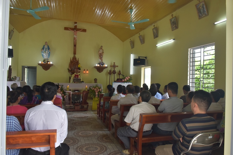 GP.Bắc Ninh - Đức cha giáo phận dâng lễ ở giáo điểm Xóm Luông