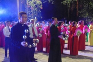 GP.Hưng Hóa - Mọi Thành Phần Dân Chúa Giáo Xứ Tuyên Quang Dâng Hoa Kính Đức Mẹ Mân Côi