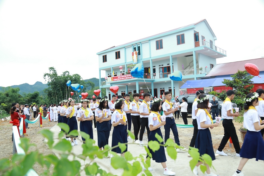 GP.Bắc Ninh - Lực Tiến: Thánh lễ ban Bí tích Thêm Sức và làm phép nhà thờ, nhà mục vụ