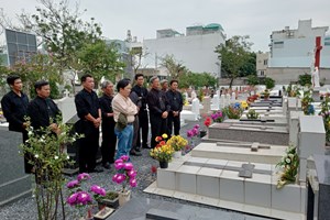 TGP.Sài Gòn - Giáo xứ Nữ Vương Hòa Bình: Linh mục chánh xứ và HĐMVGX đi thăm các vị mục tử quá cố