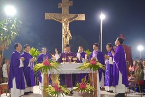 GP.Hưng Hóa - Quý cha quê hương Trù Mật dâng lễ cầu nguyện cho các linh hồn tại vườn thánh giáo xứ