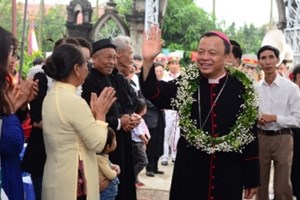 GP.Hưng Hóa - Đức cha Phêrô Nguyễn Văn Viên dâng Thánh lễ mừng các thánh nam nữ và ban Bí tích Thêm Sức tại giáo xứ Cát Ngòi