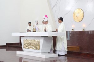 GP.Phát Diệm - Một vài hình ảnh Thánh lễ làm phép nhà nguyện-cung hiến bàn thờ mới và ngày thứ hai của tuần tĩnh tâm