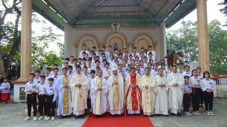 GP.Hưng Hóa - Đức cha Phêrô Nguyễn Văn Viên dâng Thánh lễ Chúa Giêsu Kitô Vua Vũ Trụ và ban Bí tích Thêm Sức tại giáo xứ Tuyên Quang