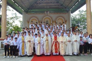 GP.Hưng Hóa - Đức cha Phêrô Nguyễn Văn Viên dâng Thánh lễ Chúa Giêsu Kitô Vua Vũ Trụ và ban Bí tích Thêm Sức tại giáo xứ Tuyên Quang