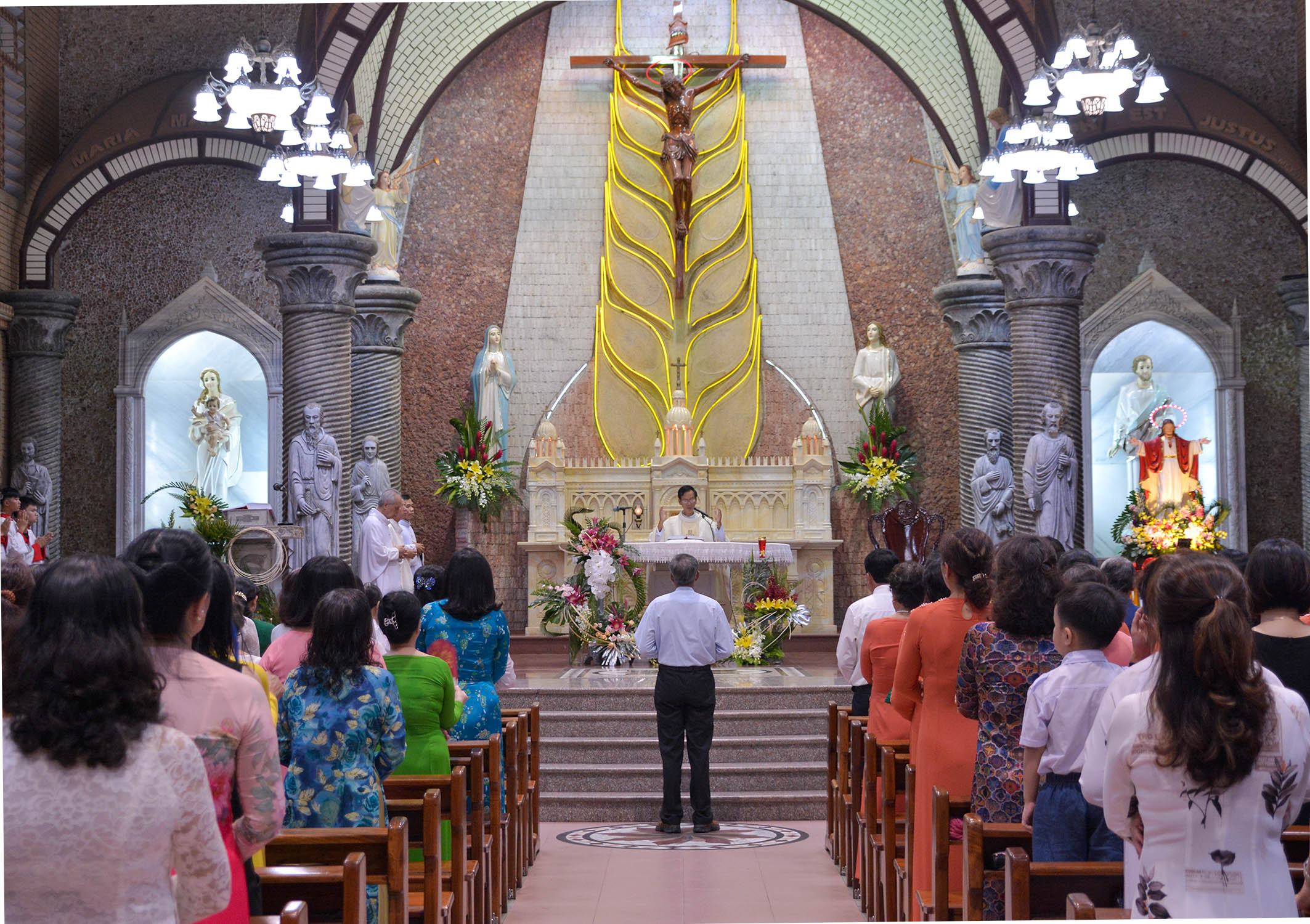 TGP.Sài Gòn - Giáo xứ Hoàng Mai: Mừng lễ Chúa Kitô - Bổn mạng Giáo xứ ngày 22-11-2020