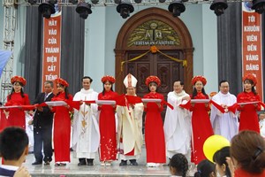 GP.Thái Bình - Đức Cha Phêrô cắt băng khánh thành nhà thờ Giáo xứ Phương Bồ