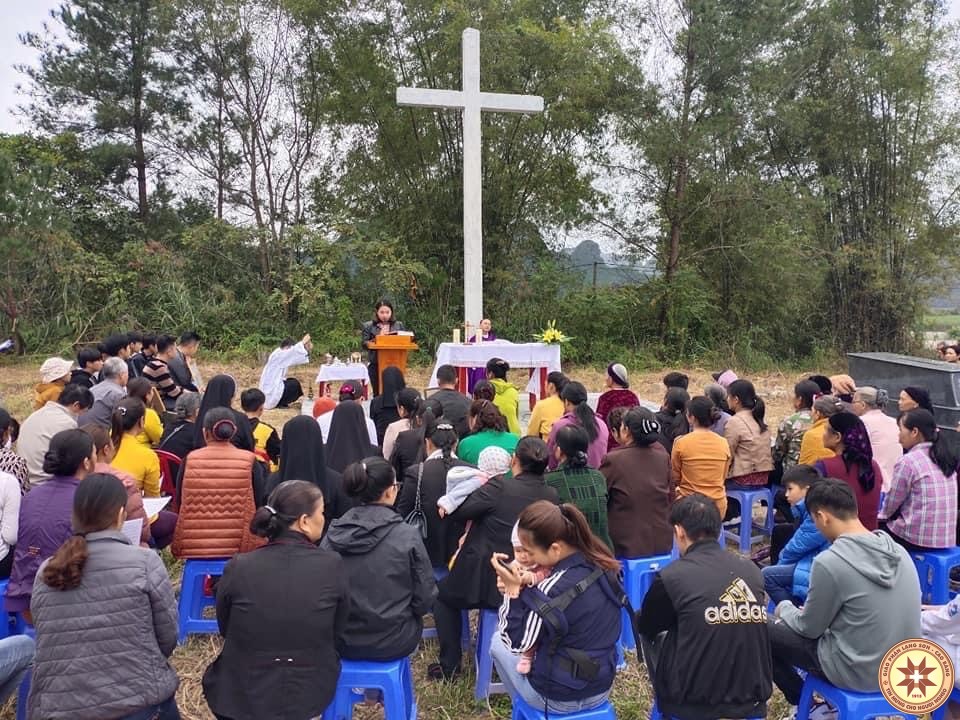GP.Lạng Sơn - Cộng đoàn Giáo xứ Tà Lùng cầu nguyện cho các Tín hữu đã qua đời