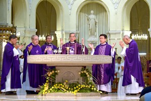 TGP.Sài Gòn - Thánh lễ cầu cho các tín hữu đã qua đời ngày 2-11-2020 tại nhà thờ Chính tòa Đức Bà Sài Gòn