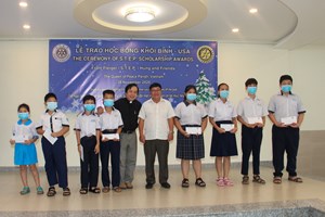 TGP.Sài Gòn - Giáo xứ Nữ Vương Hòa Bình: Trao học bổng USA - Khôi Bình ngày 28-11-2020