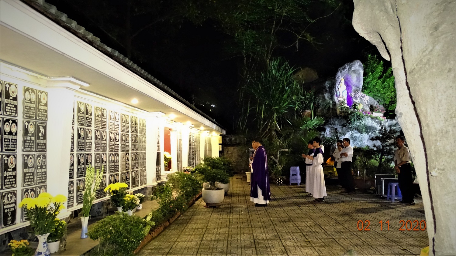 TGP.Sài Gòn - Giáo xứ Hiển Linh: Thánh lễ cầu cho các tín hữu đã qua đời ngày 2-11-2020