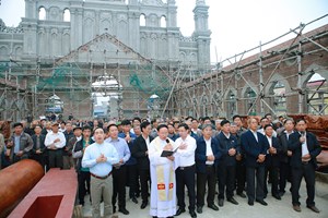 GP.Bùi Chu - Trung Lao: Cất lợp Đền thánh Mẹ Thiên Chúa