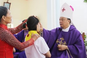 GP.Hưng Hóa - Đức cha Phêrô Nguyễn Văn Viên ban Bí tích Thêm Sức tại giáo xứ Vĩnh Thọ