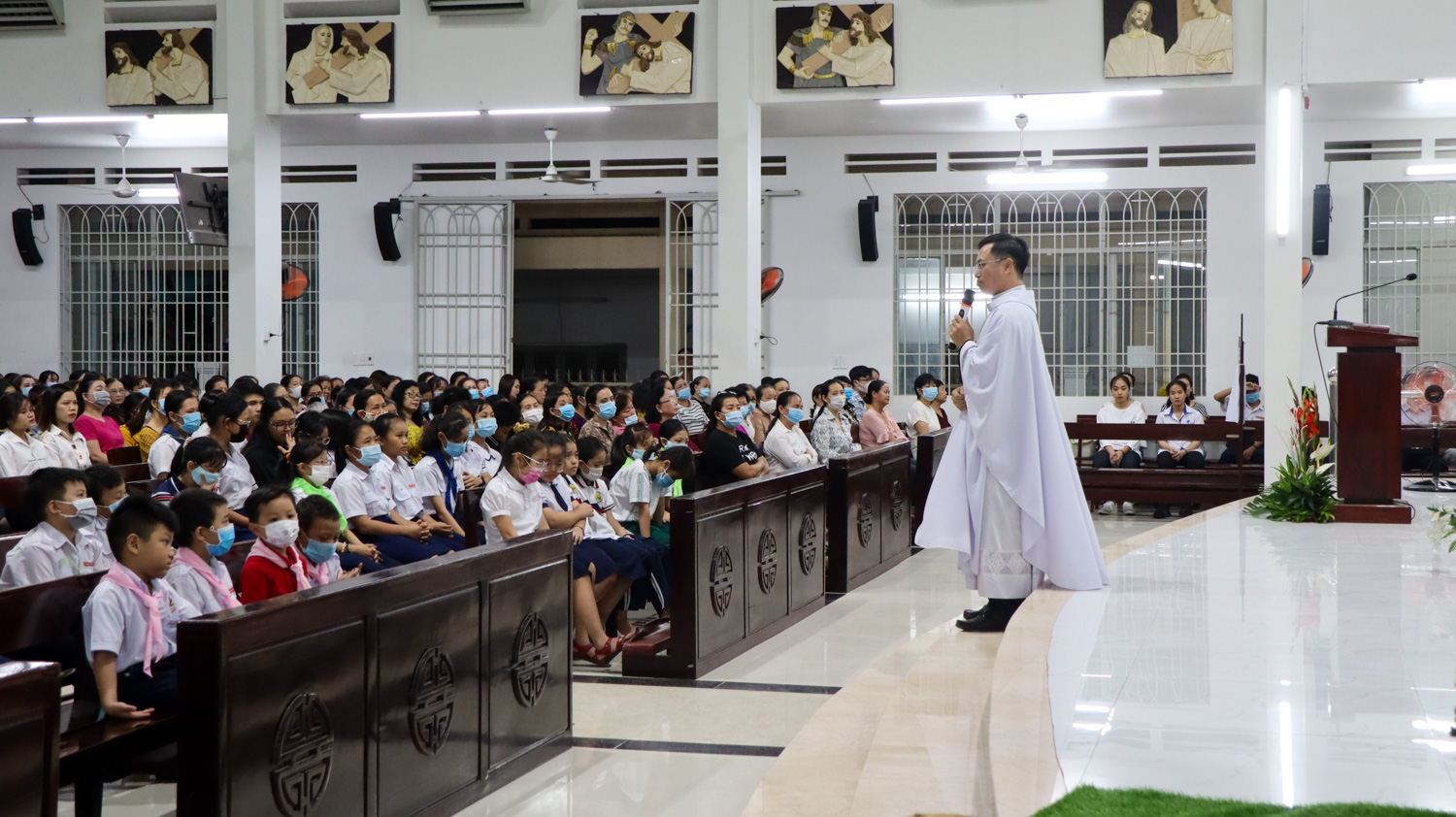 TGP.Sài Gòn - Giới trẻ giáo xứ Nhân Hòa mừng bổn mạng Đức Mẹ Vô Nhiễm Nguyên Tội 2020