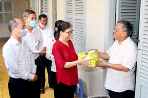 TGP.Sài Gòn - Gia đình Phạt tạ Thánh Tâm Chúa Giêsu giáo xứ Bùi Phát thăm các linh mục Hưu dưỡng Chí Hòa