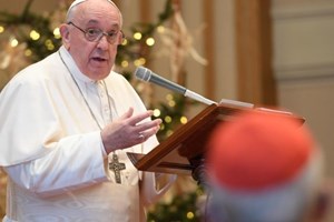 ĐTC tặng sách cho các Hồng y và các lãnh đạo giáo triều Roma