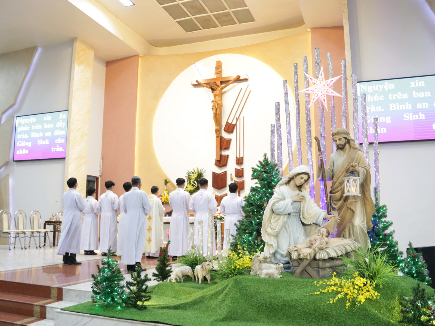 TGP.Sài Gòn - Giáo xứ Tân Việt: Thánh lễ Đêm Giáng sinh 2020