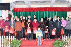 GP.Hưng Hóa - Giáo xứ Trại Sơn tặng quà Giáng Sinh cho những người có hoàn cảnh khó khăn