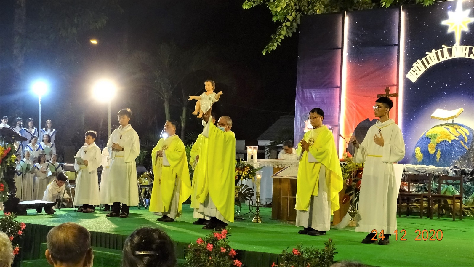TGP.Sài Gòn - Giáo xứ Hiển Linh: Thánh lễ Đêm Giáng sinh 2020