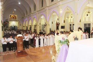 TGP.Sài Gòn - Giáo xứ Thủ Đức: Các anh chị em Dự tòng đón nhận Bí tích Khai tâm ngày 1-12-2020
