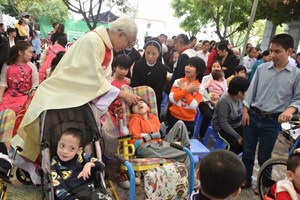 GP.Bắc Ninh - Đức cha giáo phận thăm và dâng lễ với các em khuyết tật nhà tình thương Hương La