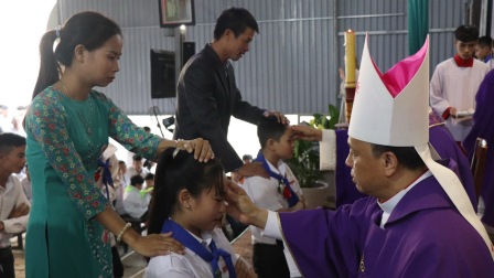 GP.Hưng Hóa - Đức cha Phêrô Nguyễn Văn Viên ban Bí tích Thêm Sức tại giáo xứ Hạ Hiệp