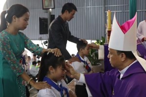 GP.Hưng Hóa - Đức cha Phêrô Nguyễn Văn Viên ban Bí tích Thêm Sức tại giáo xứ Hạ Hiệp