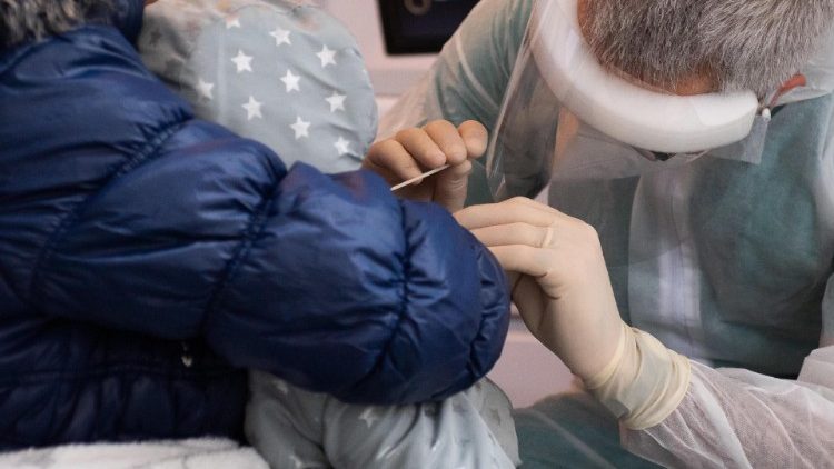 Tòa Thánh chích ngừa cúm và xét nghiệm virus corona miễn phí cho người vô gia cư