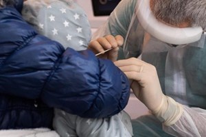 Tòa Thánh chích ngừa cúm và xét nghiệm virus corona miễn phí cho người vô gia cư