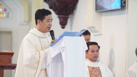GP.Hưng Hóa - Cha Tổng đại diện Đaminh Hoàng Minh Tiến tri ân Đức cha Gioan Maria và chào đón Đức cha Phêrô trong Thánh lễ tạ ơn