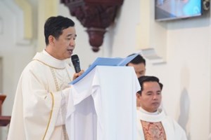 GP.Hưng Hóa - Cha Tổng đại diện Đaminh Hoàng Minh Tiến tri ân Đức cha Gioan Maria và chào đón Đức cha Phêrô trong Thánh lễ tạ ơn