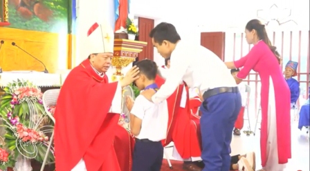 GP.Hưng Hóa - Đức cha Phêrô Nguyễn Văn Viên ban Bí tích Thêm Sức tại giáo xứ Thủy Trạm