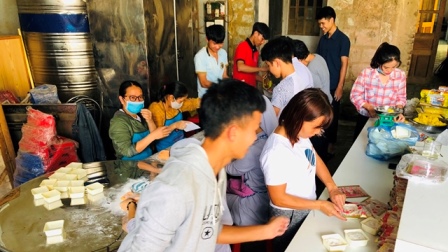 GP.Hưng Hóa - Giáo xứ Sapa làm bánh trung thu cho trẻ em các bản làng Sapa