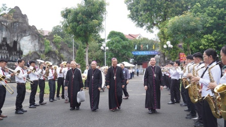GP.Hưng Hóa - Một số hình ảnh trong ngày lễ tạ ơn kết thúc sứ vụ của Đức cha Gioan Maria và khởi đầu sứ vụ của Đức cha Phêrô