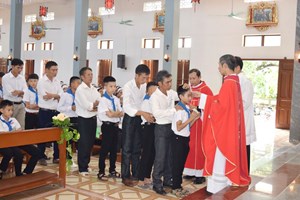 GP.Phát Diệm - Hình ảnh Thánh lễ Thêm sức cho 93 em giáo xứ An Ngải