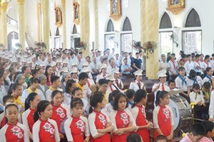 GP.Thái Bình - Giáo xứ Phú Giáo thay mặt giáo phận chầu Thánh Thể Chúa